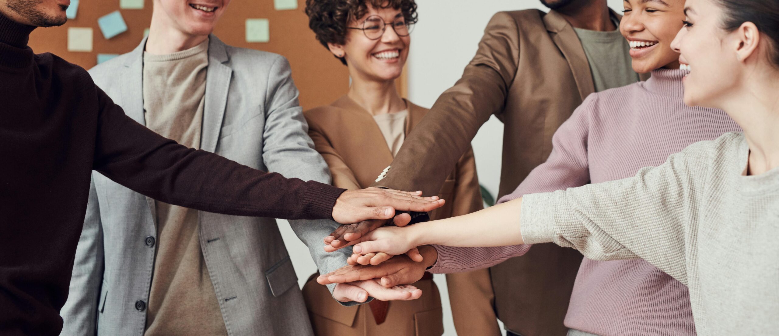 Une équipe échange après une expérience collective