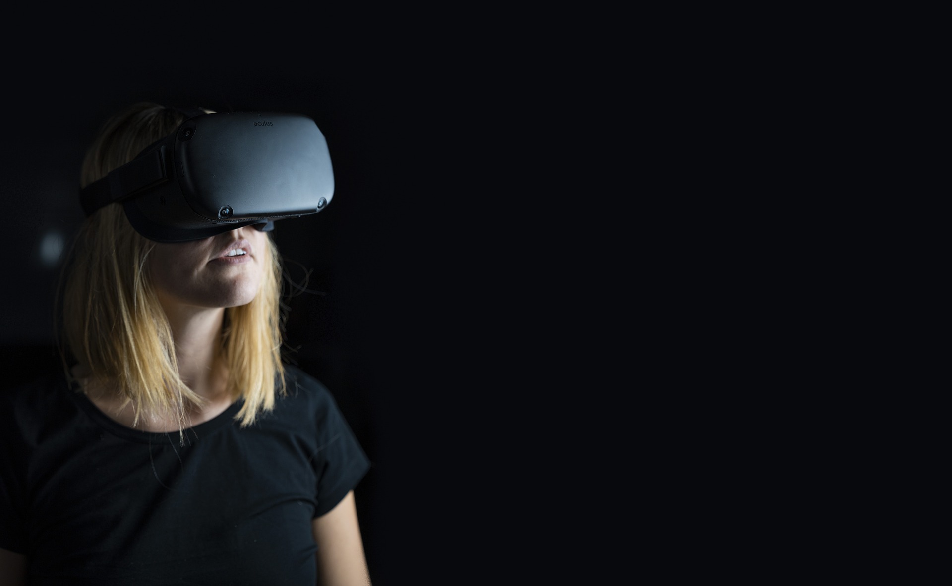 Une participante découvre une expérience en réalité virtuelle